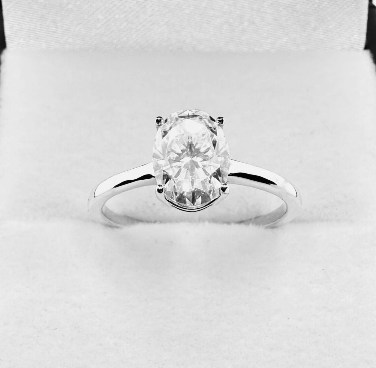 Pierścionek zaręczynowy z żółtego złota próba 585 z owalnym moissanitem 1,35 ct – widok z góry – ABGOLD Baczyński