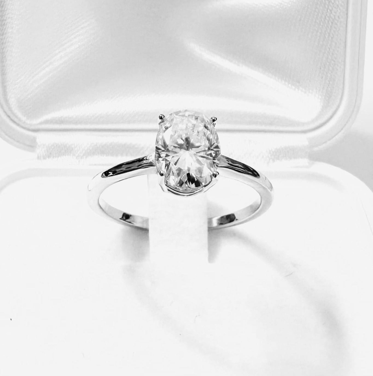 Pierścionek zaręczynowy z żółtego złota próba 585 z owalnym moissanitem 1,35 ct – widok z przodu – ABGOLD Baczyński