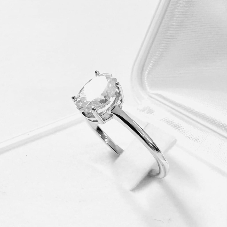 Pierścionek zaręczynowy z żółtego złota próba 585 z owalnym moissanitem 1,35 ct – ujęcie pod kątem – ABGOLD Baczyński