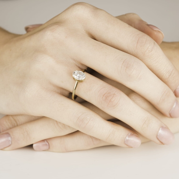 Pierścionek zaręczynowy z żółtego złota próba 585 z owalnym moissanitem 1,35 ct – na dłoni – ABGOLD Baczyński