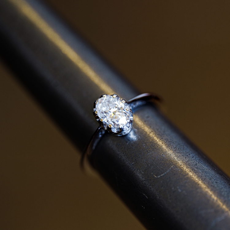 Pierścionek vintage art deco z białego złota próba 585 z owalnym moissanitem – na ryglu jubilerskim – ABGOLD Baczyński