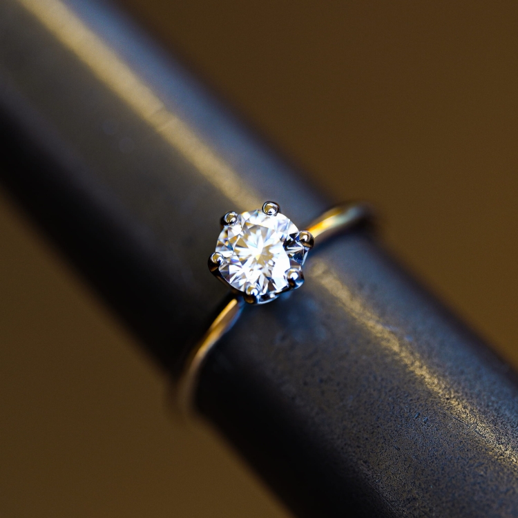 Pierścionek zaręczynowy z białego złota próba 585 z moissanitem – na ryglu jubilerskim – ABGOLD Baczyński