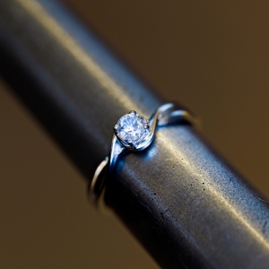 Pierścionek zaręczynowy z białego złota próba 585 z moissanitem 0,25 ct – na ryglu jubilerskim – ABGOLD Baczyński