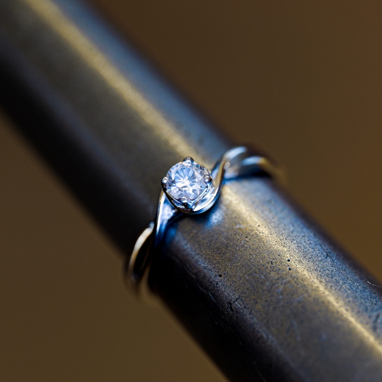 Pierścionek zaręczynowy z białego złota próba 585 z moissanitem 0,25 ct – na ryglu jubilerskim – ABGOLD Baczyński