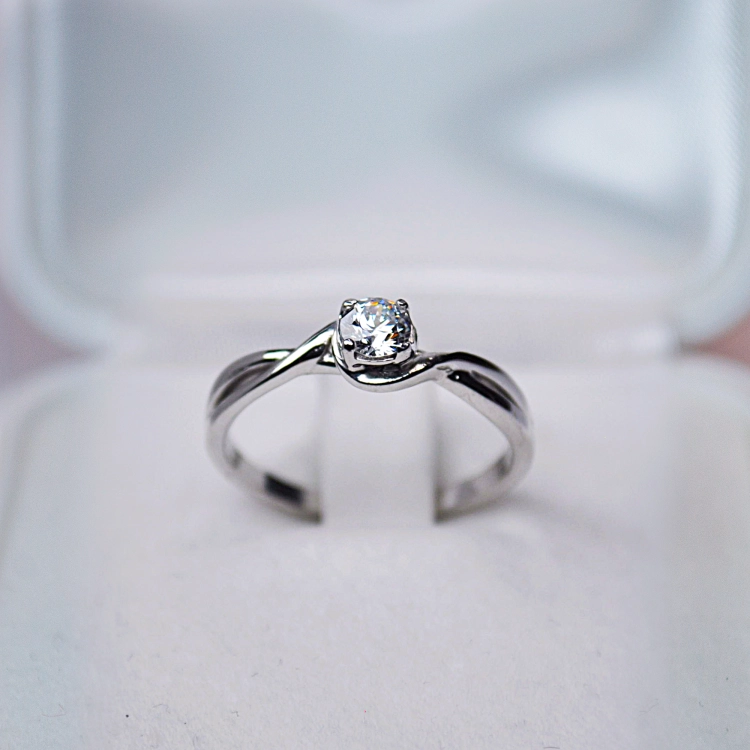 Pierścionek zaręczynowy z białego złota próba 585 z moissanitem 0,25 ct – widok z przodu – ABGOLD Baczyński