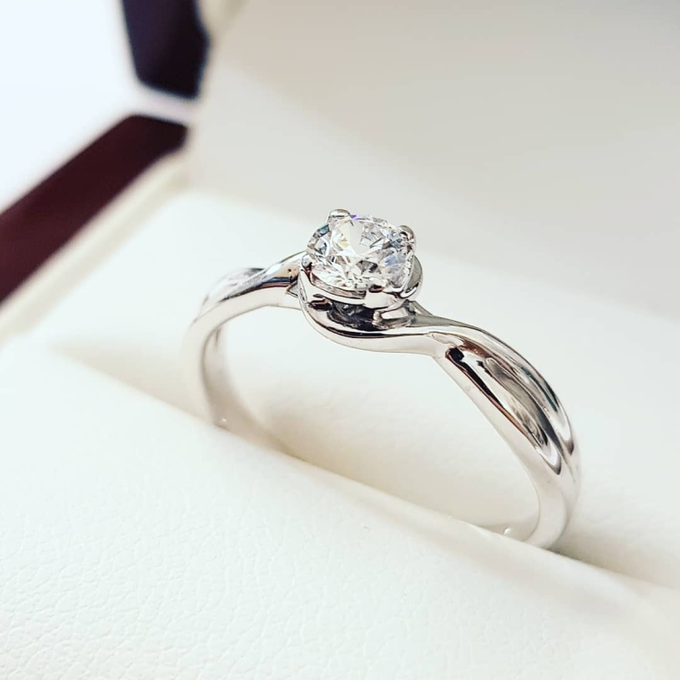 Pierścionek zaręczynowy z białego złota próba 585 z moissanitem 0,25 ct – ujęcie pod kątem – ABGOLD Baczyński