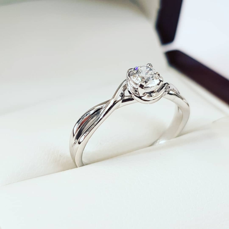 Pierścionek zaręczynowy z białego złota próba 585 z moissanitem 0,25 ct – profil pierścionka – ABGOLD Baczyński