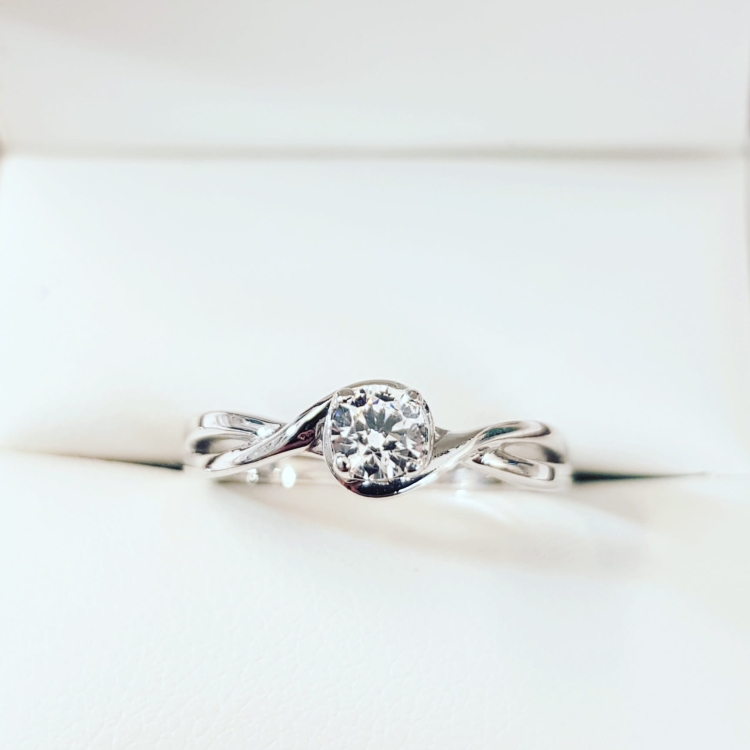 Pierścionek zaręczynowy z białego złota próba 585 z moissanitem 0,25 ct – widok z góry – ABGOLD Baczyński