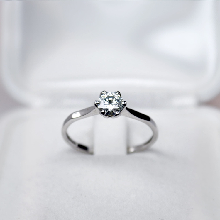 Pierścionek zaręczynowy z białego złota próba 585 z moissanitem 0,50 ct – widok z przodu – ABGOLD Baczyński