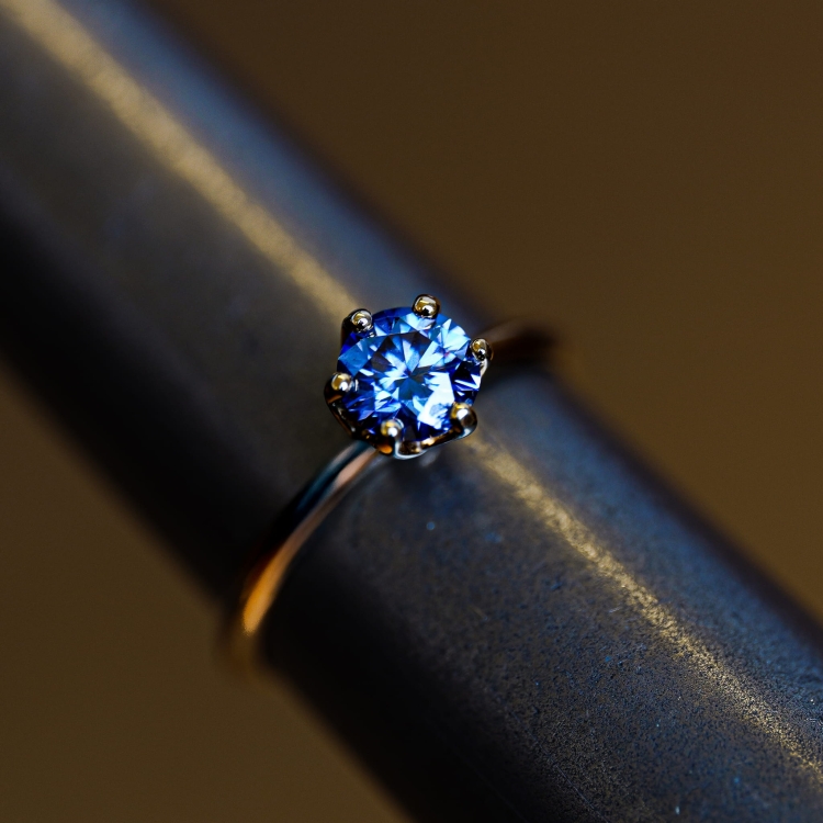 Pierścionek zaręczynowy z żółtego złota próba 585 z niebieskim moissanitem 0,80 ct – na ryglu jubilerskim – ABGOLD Baczyński