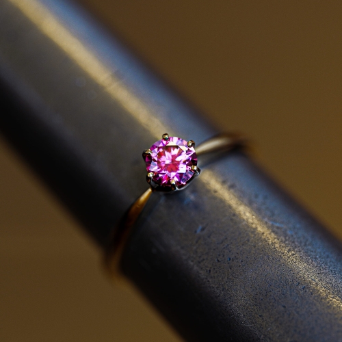 Pierścionek zaręczynowy z żółtego złota próba 585 z różowym moissanitem 0,50 ct – na ryglu jubilerskim – ABGOLD Baczyński