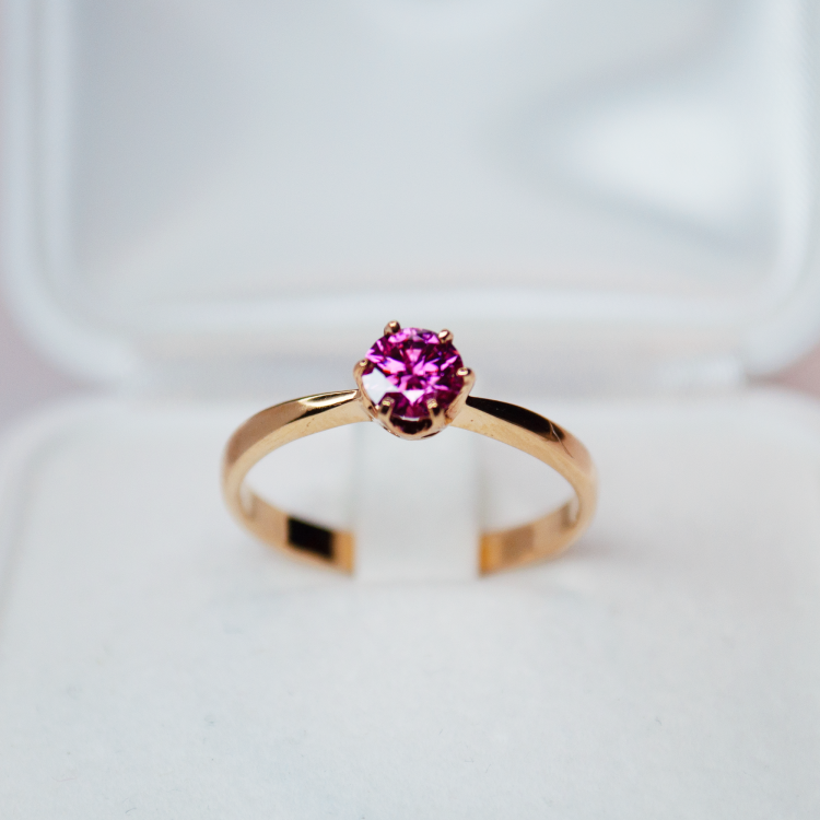 Pierścionek zaręczynowy z żółtego złota próba 585 z różowym moissanitem 0,50 ct – widok z przodu – ABGOLD Baczyński