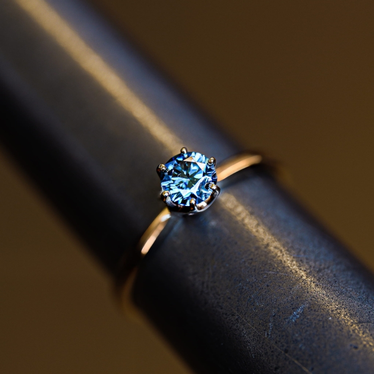 Pierścionek zaręczynowy z żółtego złota próba 585 z niebieskim moissanitem 0,50 ct – na ryglu jubilerskim – ABGOLD Baczyński