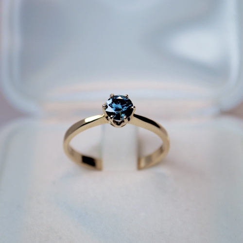 Pierścionek zaręczynowy z żółtego złota próba 585 z niebieskim moissanitem 0,50 ct – widok z przodu – ABGOLD Baczyński