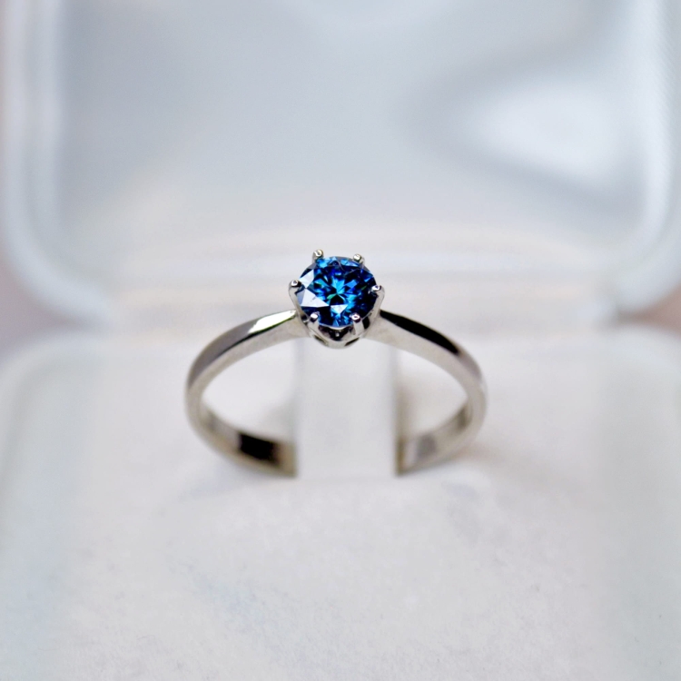 Pierścionek zaręczynowy z białego złota próba 585 z niebieskim moissanitem 0,50 ct – widok z przodu – ABGOLD Baczyński