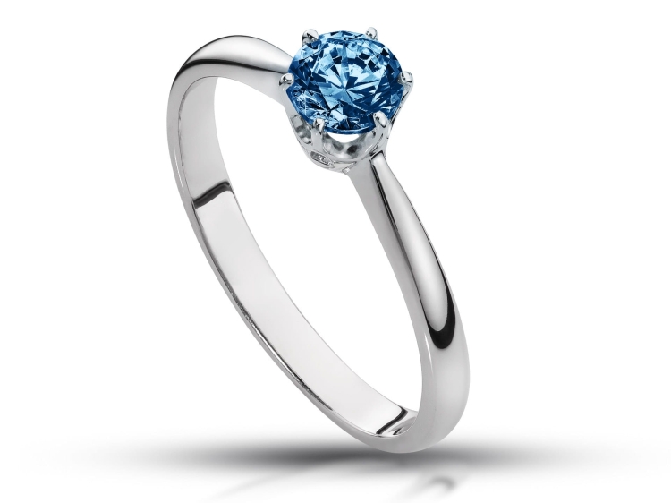 Pierścionek zaręczynowy z białego złota próba 585 z niebieskim moissanitem 0,50 ct – widok z boku – ABGOLD Baczyński
