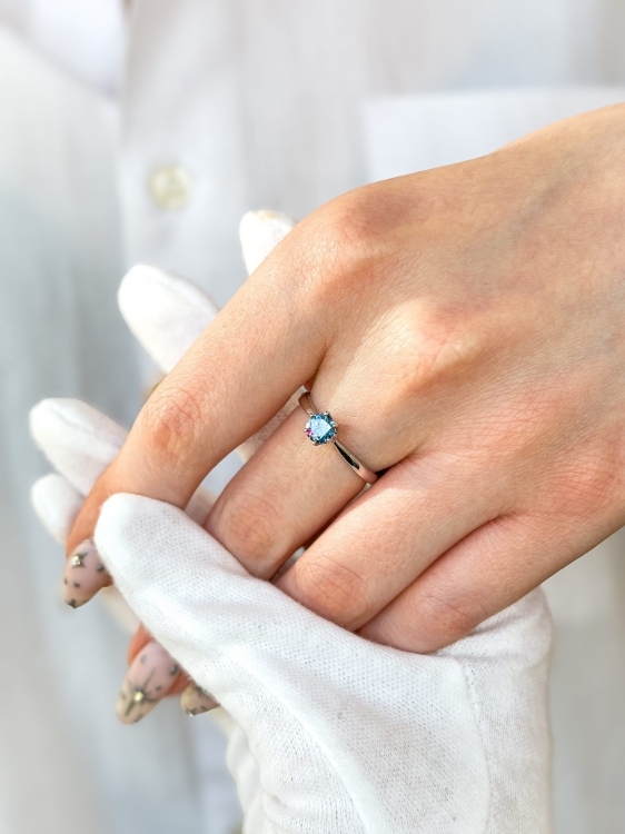 Pierścionek zaręczynowy z białego złota próba 585 z niebieskim moissanitem 0,50 ct – na dłoni – ABGOLD Baczyński