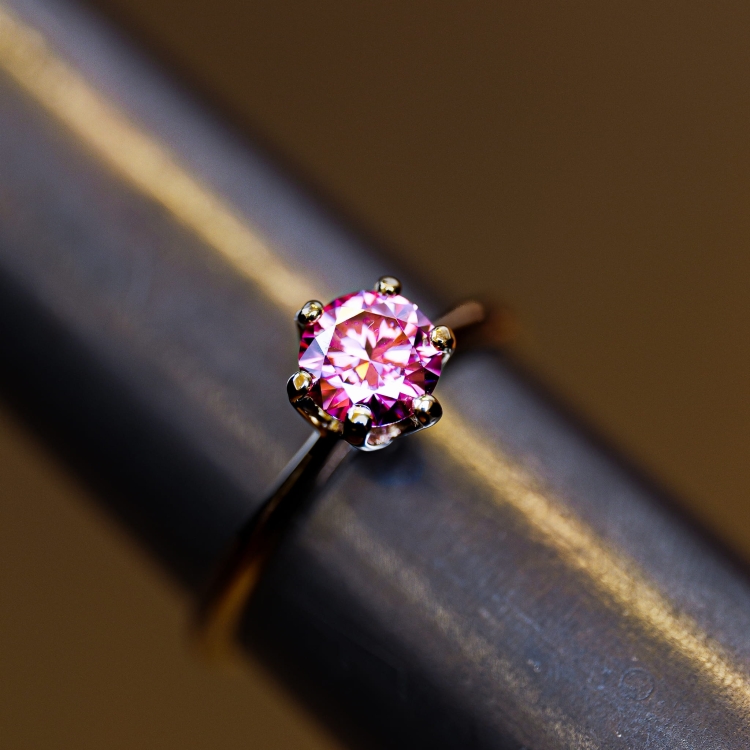 Pierścionek zaręczynowy z żółtego złota próba 585 z różowym moissanitem 0,80 ct – na ryglu jubilerskim – ABGOLD Baczyński