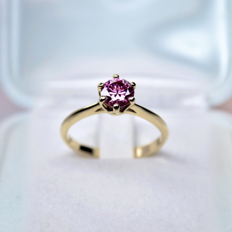 Pierścionek zaręczynowy z żółtego złota próba 585 z różowym moissanitem 0,80 ct – widok z przodu – ABGOLD Baczyński