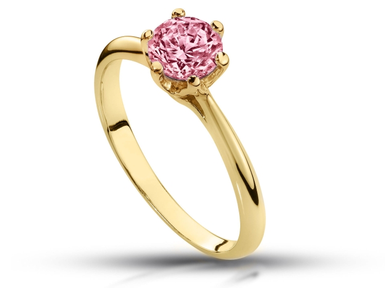 Pierścionek zaręczynowy z żółtego złota próba 585 z różowym moissanitem 0,80 ct – widok z boku – ABGOLD Baczyński