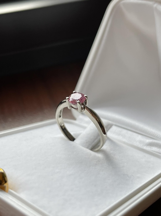 Pierścionek zaręczynowy z białego złota próba 585 z różowym moissanitem 0,50 ct – ujęcie pod kątem – ABGOLD Baczyński