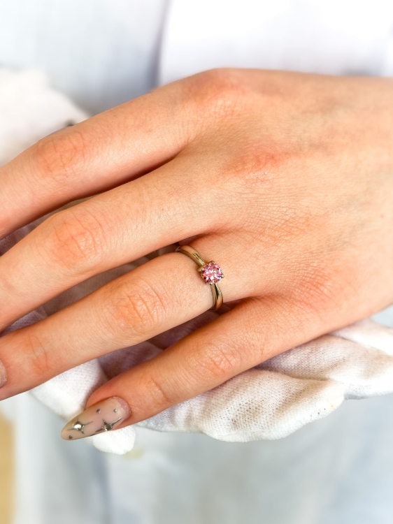 Pierścionek zaręczynowy z białego złota próba 585 z różowym moissanitem 0,50 ct – na dłoni – ABGOLD Baczyński