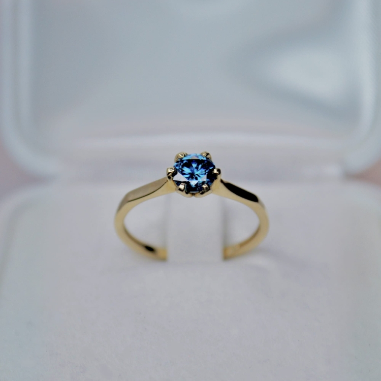 Pierścionek zaręczynowy z białego złota próba 585 z niebieskim moissanitem 0,50 ct – widok z przodu – ABGOLD Baczyński