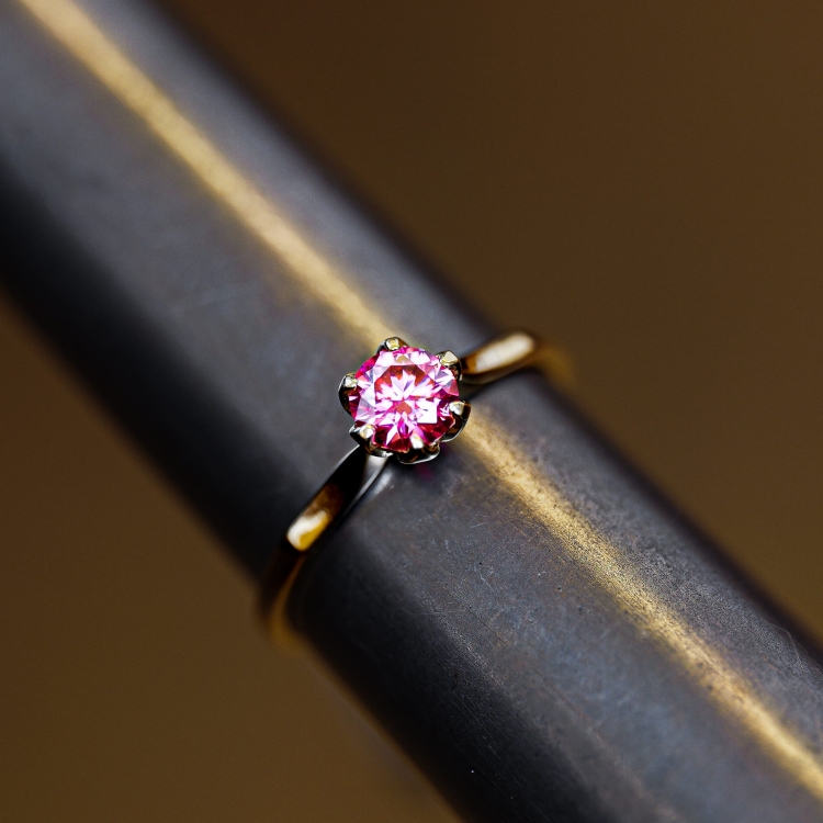 Pierścionek zaręczynowy z białego złota próba 585 z różowym moissanitem 0,50 ct – na ryglu jubilerskim – ABGOLD Baczyński