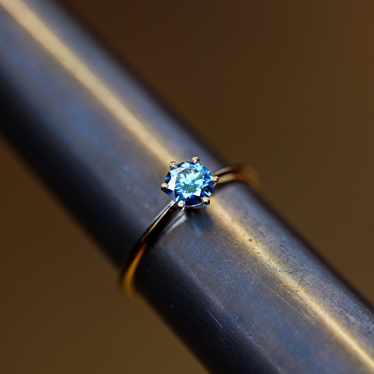 Pierścionek zaręczynowy z żółtego złota próba 585 z niebieskim moissanitem 0,50 ct – na ryglu jubilerskim – ABGOLD Baczyński