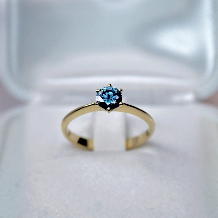 Pierścionek zaręczynowy z żółtego złota próba 585 z niebieskim moissanitem 0,50 ct – widok z przodu – ABGOLD Baczyński