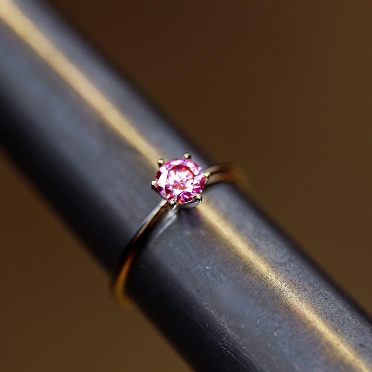 Pierścionek zaręczynowy z żółtego złota próba 585 z różowym moissanitem 0,50 ct – na ryglu jubilerskim – ABGOLD Baczyński