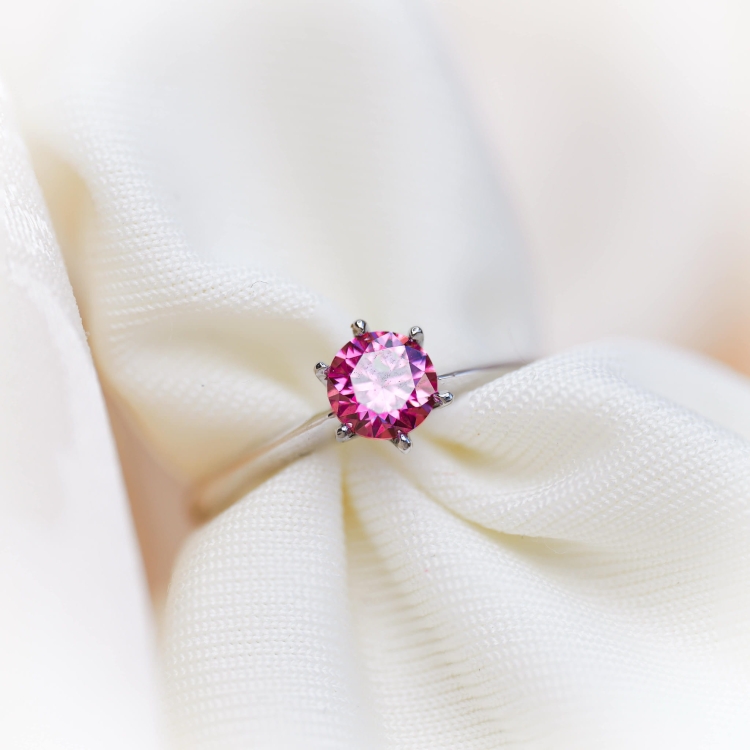 Pierścionek zaręczynowy z żółtego złota próba 585 z różowym moissanitem 0,50 ct – widok z góry – ABGOLD Baczyński