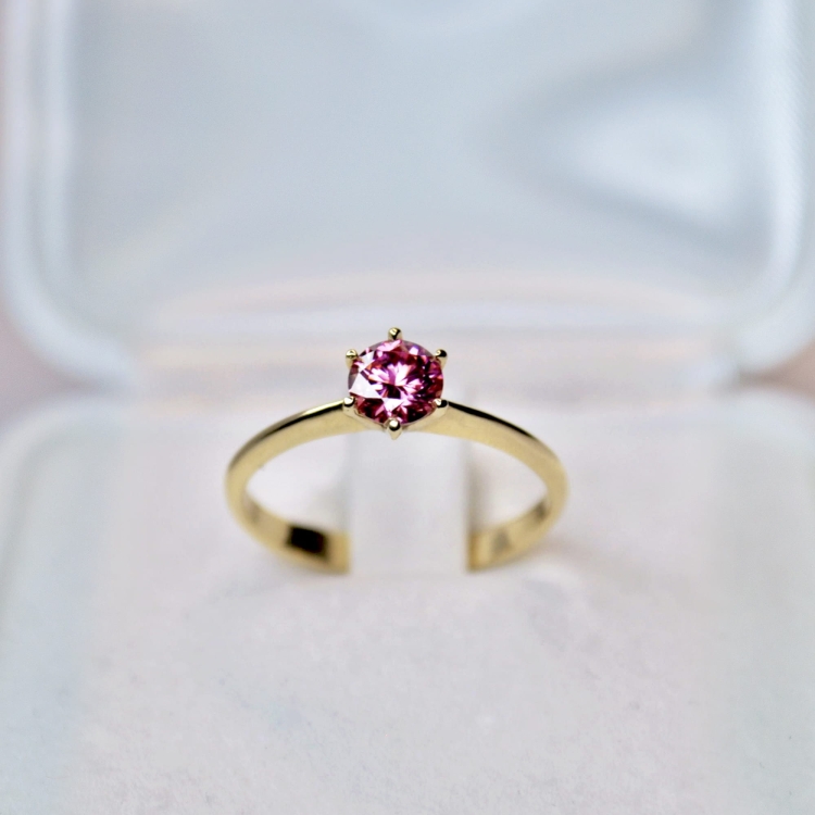 Pierścionek zaręczynowy z żółtego złota próba 585 z różowym moissanitem 0,50 ct – widok z przodu – ABGOLD Baczyński