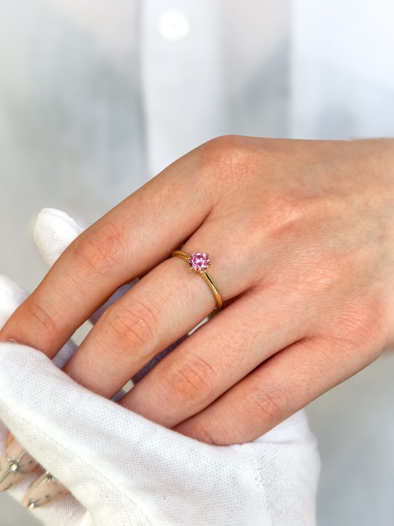 Pierścionek zaręczynowy z żółtego złota próba 585 z różowym moissanitem 0,50 ct – na dłoni – ABGOLD Baczyński