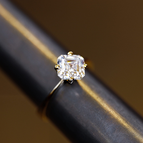 Pierścionek zaręczynowy z żółtego złota próba 585 z moissanitem Asscher 2,0 ct – na ryglu jubilerskim – ABGOLD Baczyński