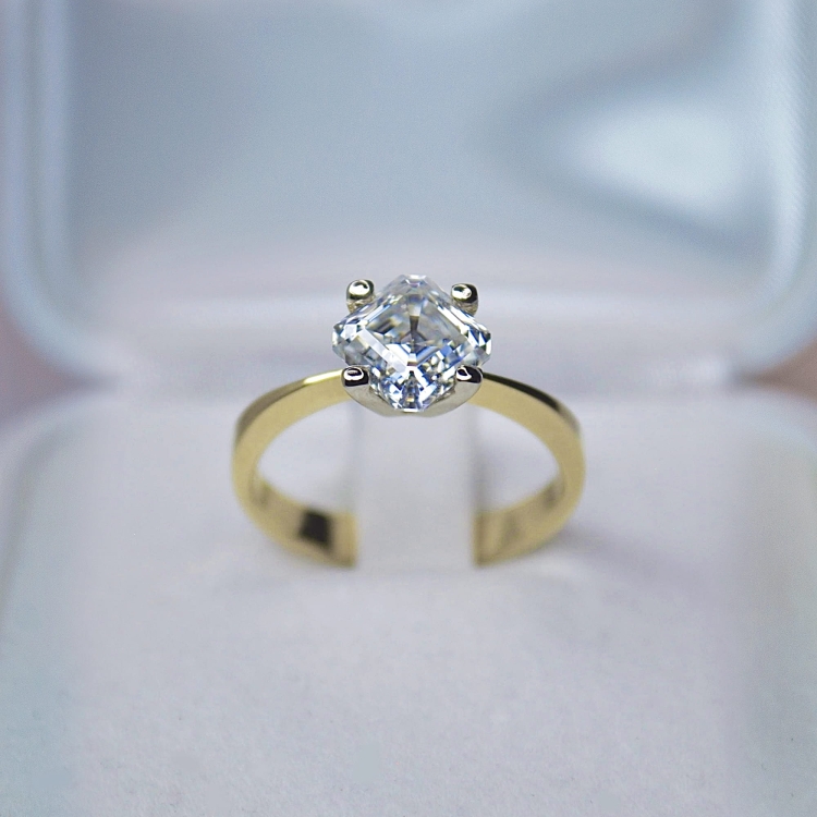 Pierścionek zaręczynowy z żółtego złota próba 585 z moissanitem Asscher 2,0 ct – widok z góry – ABGOLD Baczyński