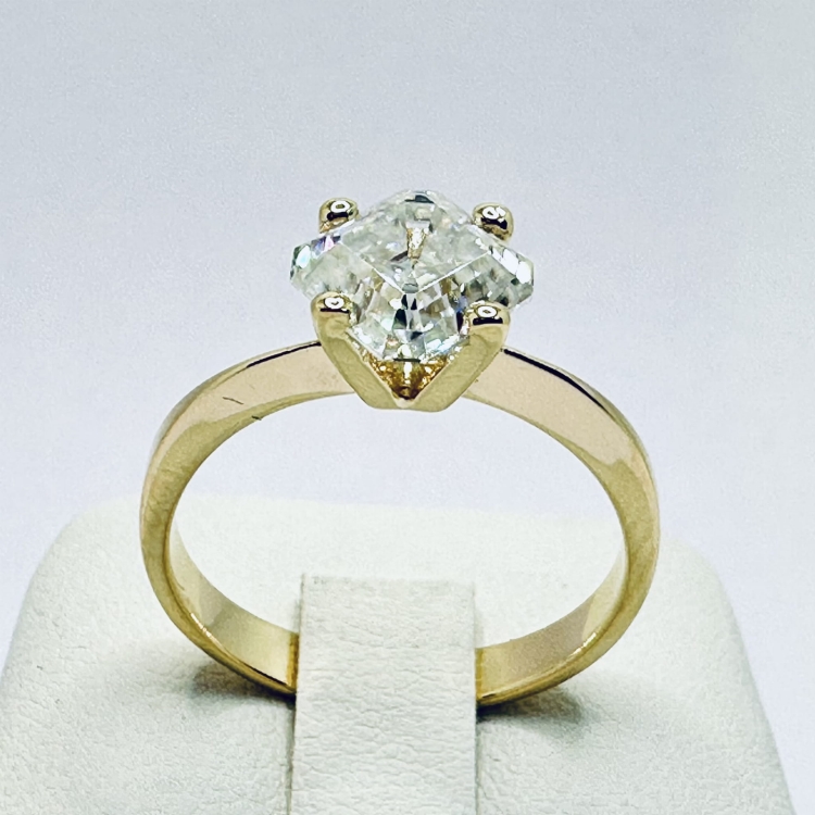 Pierścionek zaręczynowy z żółtego złota próba 585 z moissanitem Asscher 2,0 ct – widok z boku – ABGOLD Baczyński