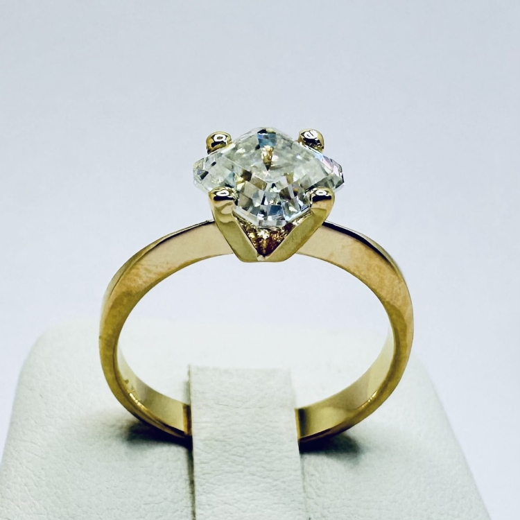 Pierścionek zaręczynowy z żółtego złota próba 585 z moissanitem Asscher 2,0 ct – ujęcie boczne – ABGOLD Baczyński