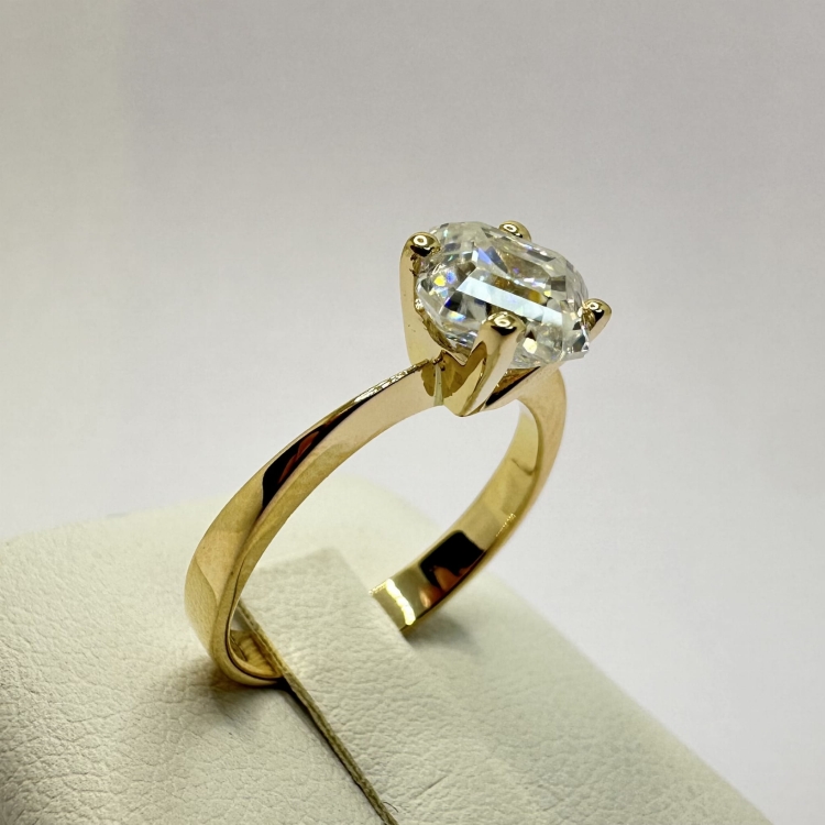Pierścionek zaręczynowy z żółtego złota próba 585 z moissanitem Asscher 2,0 ct – ujęcie pod kątem – ABGOLD Baczyński