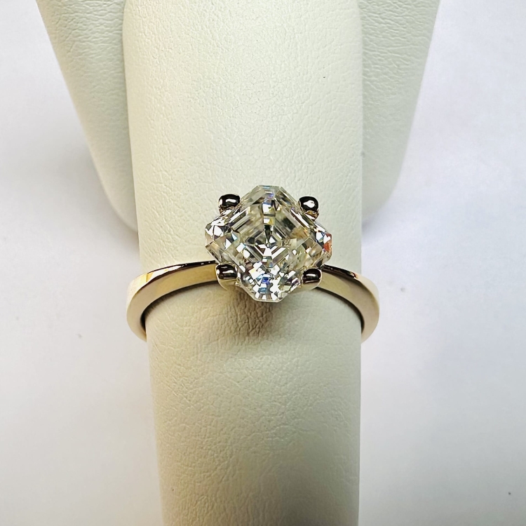 Pierścionek zaręczynowy z żółtego złota próba 585 z moissanitem Asscher 2,0 ct – widok z przodu – ABGOLD Baczyński