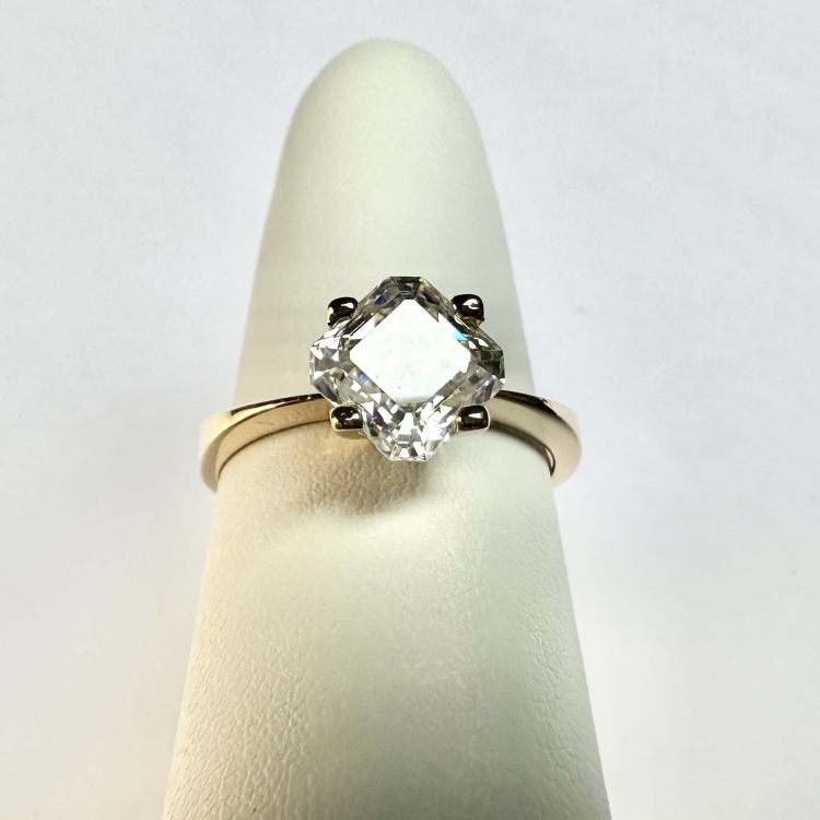Pierścionek zaręczynowy z żółtego złota próba 585 z moissanitem Asscher 2,0 ct – widok z przodu – ABGOLD Baczyński