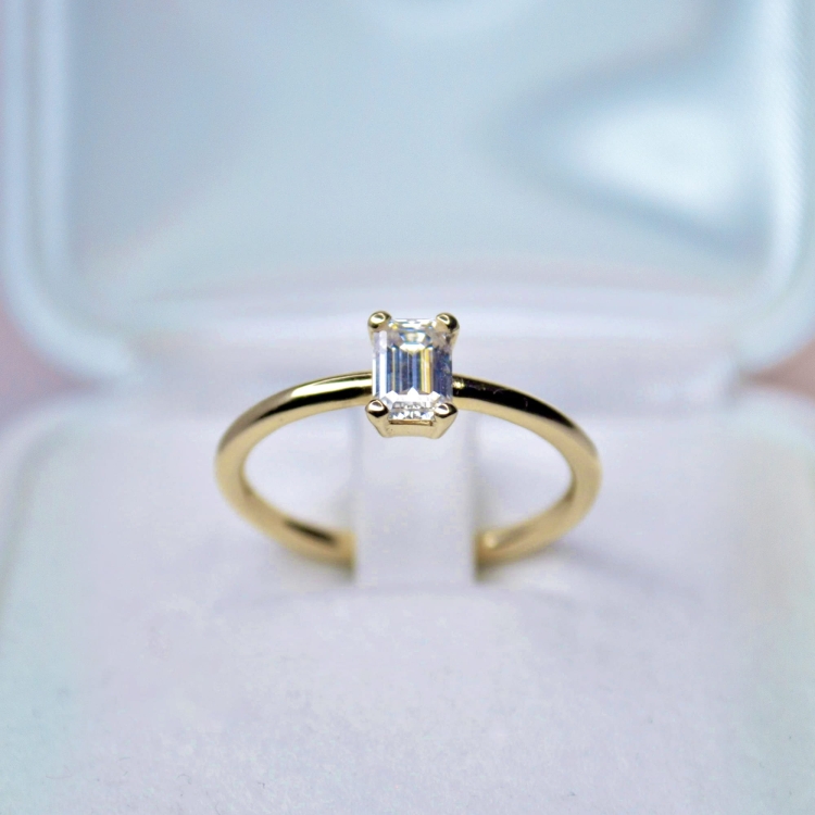 Pierścionek zaręczynowy z białego złota próba 585 z moissanitem Emerald 0,80 ct VVS D – widok z przodu – ABGOLD Baczyński