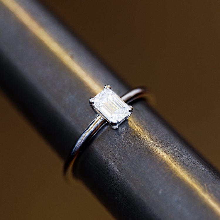 Pierścionek z białego złota próba 585 z moissanitem Emerald 0,80 ct – na ryglu jubilerskim – ABGOLD Baczyński