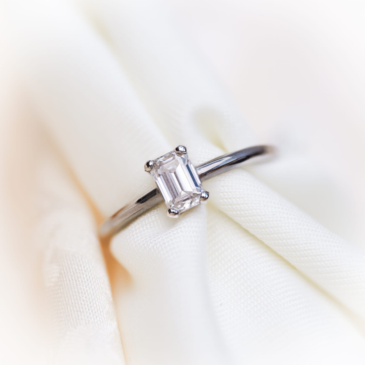 Pierścionek z białego złota próba 585 z moissanitem Emerald 0,80 ct – widok z góry – ABGOLD Baczyński