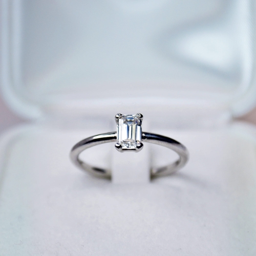 Pierścionek z białego złota próba 585 z moissanitem Emerald 0,80 ct – widok z przodu – ABGOLD Baczyński