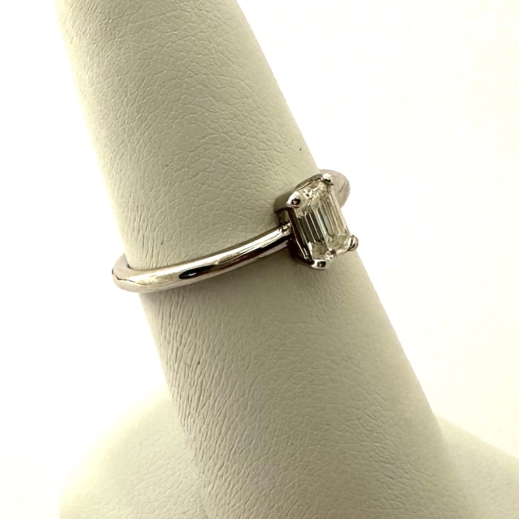 Pierścionek z białego złota próba 585 z moissanitem Emerald 0,80 ct – widok z boku – ABGOLD Baczyński