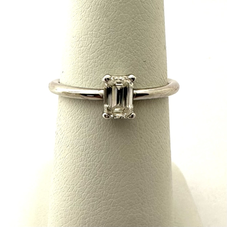 Pierścionek z białego złota próba 585 z moissanitem Emerald 0,80 ct – widok z tyłu – ABGOLD Baczyński