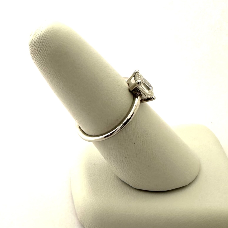 Pierścionek z białego złota próba 585 z moissanitem Emerald 0,80 ct – profil pierścionka – ABGOLD Baczyński