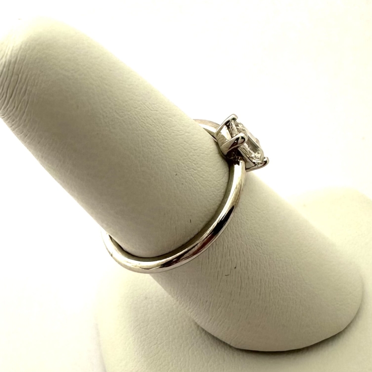 Pierścionek z białego złota próba 585 z moissanitem Emerald 0,80 ct – ujęcie pod kątem – ABGOLD Baczyński