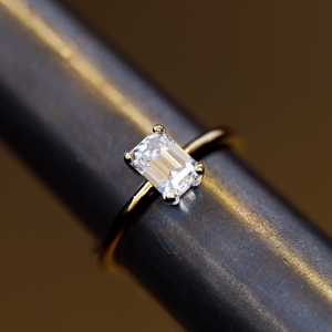 Pierścionek zaręczynowy z białego złota próba 585 z moissanitem Emerald 1,0 ct – na ryglu jubilerskim – ABGOLD Baczyński